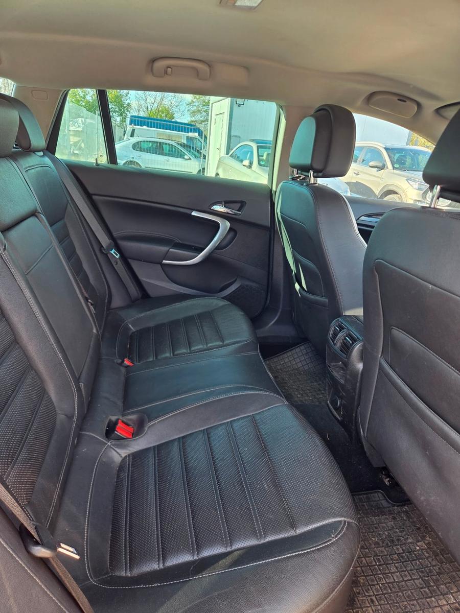 Opel Insignia A Sports Tourer Sport 4x4+AHK+TÜV NEU