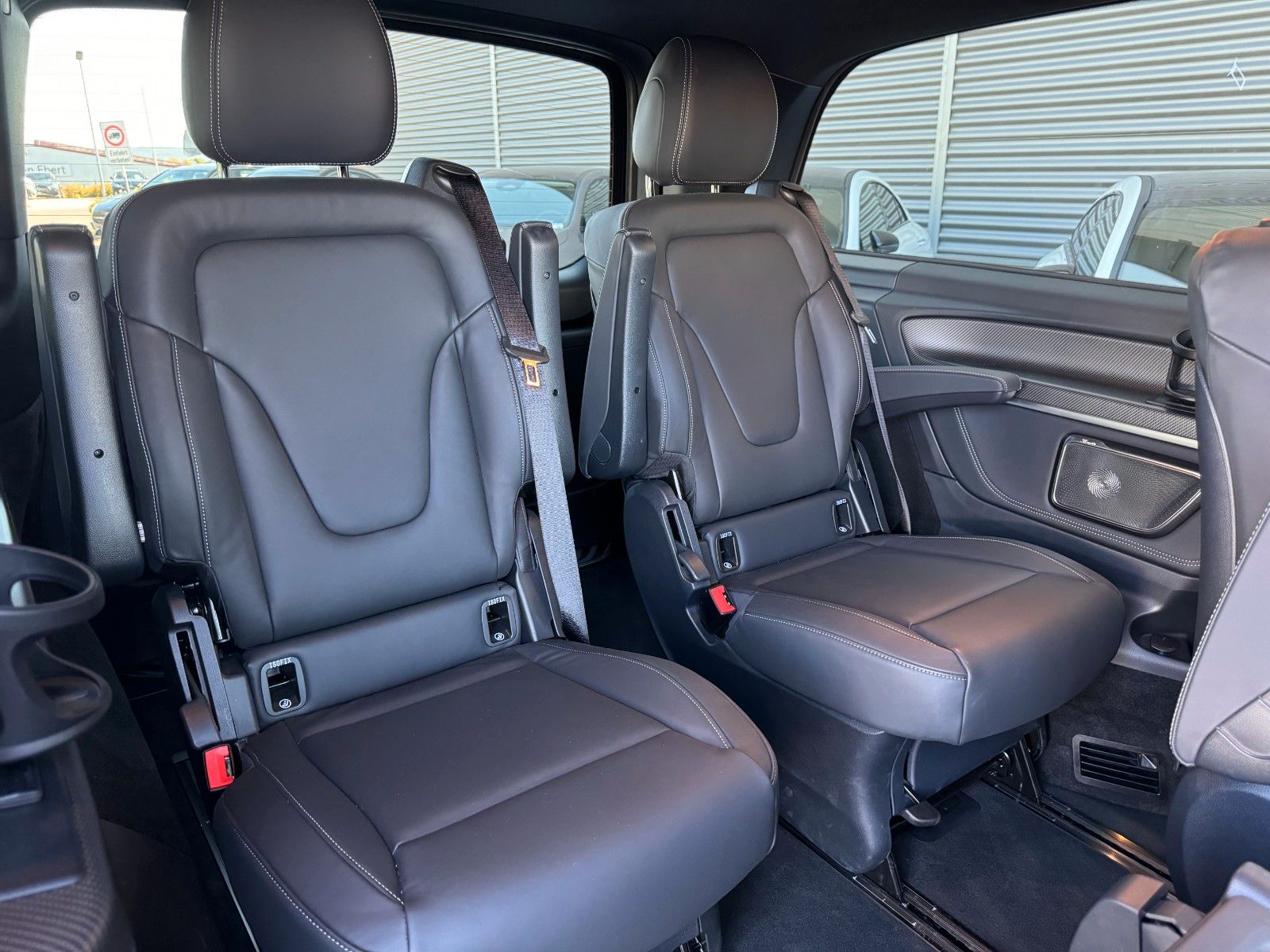 Fahrzeugabbildung Mercedes-Benz V 300 d 4MATIC EXCLUSIVE AMG Tische AHK2,5to