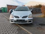 Nissan Almera Tino 1,8 I - - silberne Nissan Almera Tino