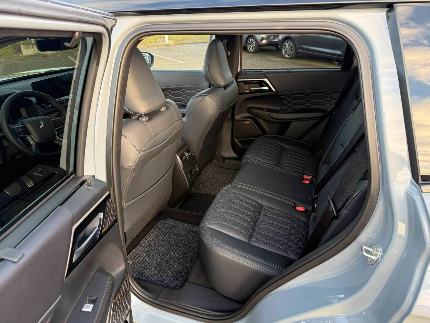 Fahrzeugabbildung Mitsubishi Outlander Plug-in TOP- Black Line