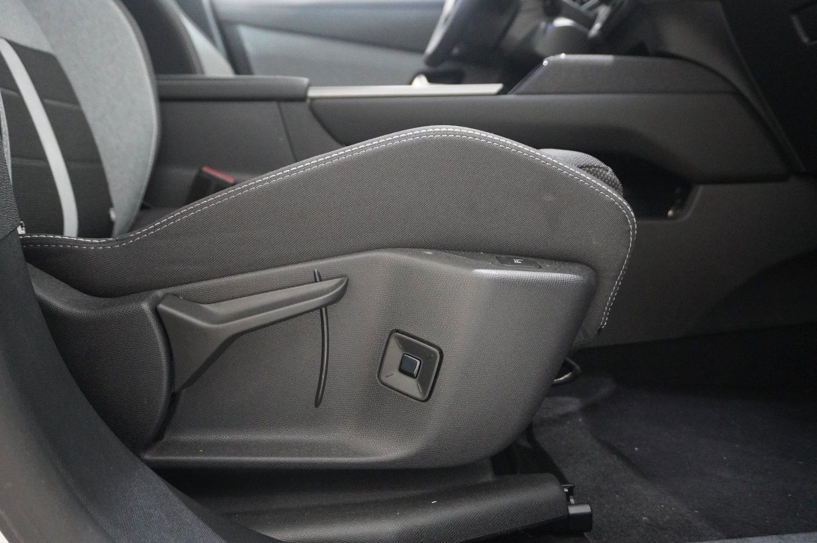 Fahrzeugabbildung Opel Grandland 1.2 48V HYBRID EDIT. NAVI/LED/KAMERA