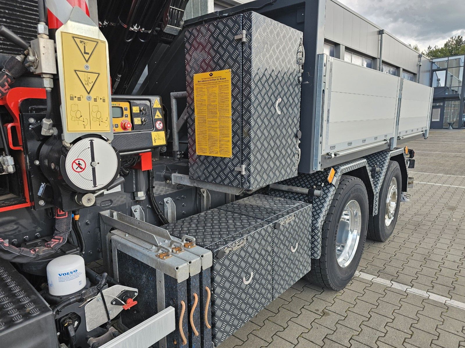 Fahrzeugabbildung Volvo FH 500 SZM + FASSI 545 -7 m. FlyJib 4 Lenkachse