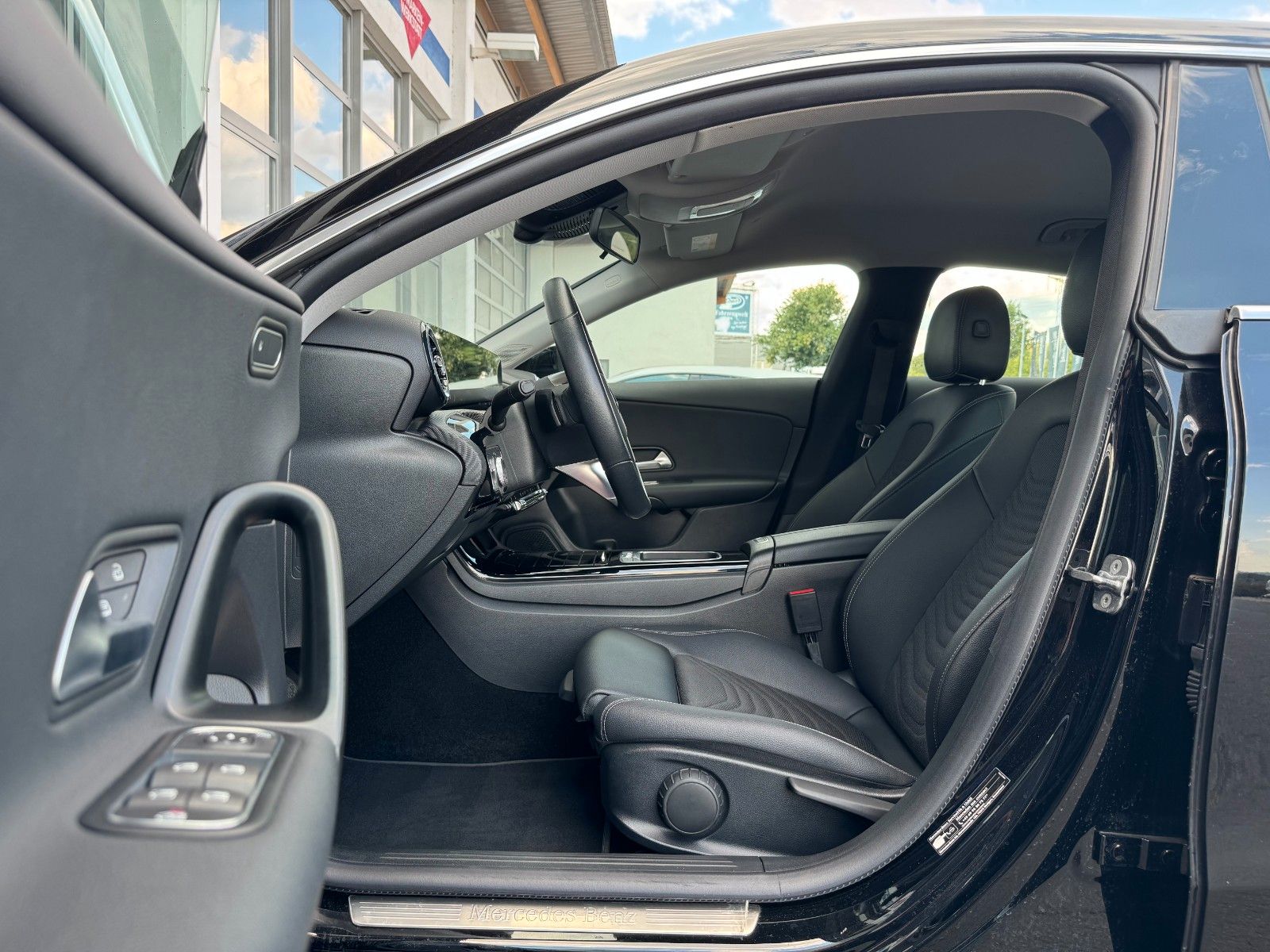 Fahrzeugabbildung Mercedes-Benz CLA 180 SB Kamera+LED+CarPlay+Spur+DAB