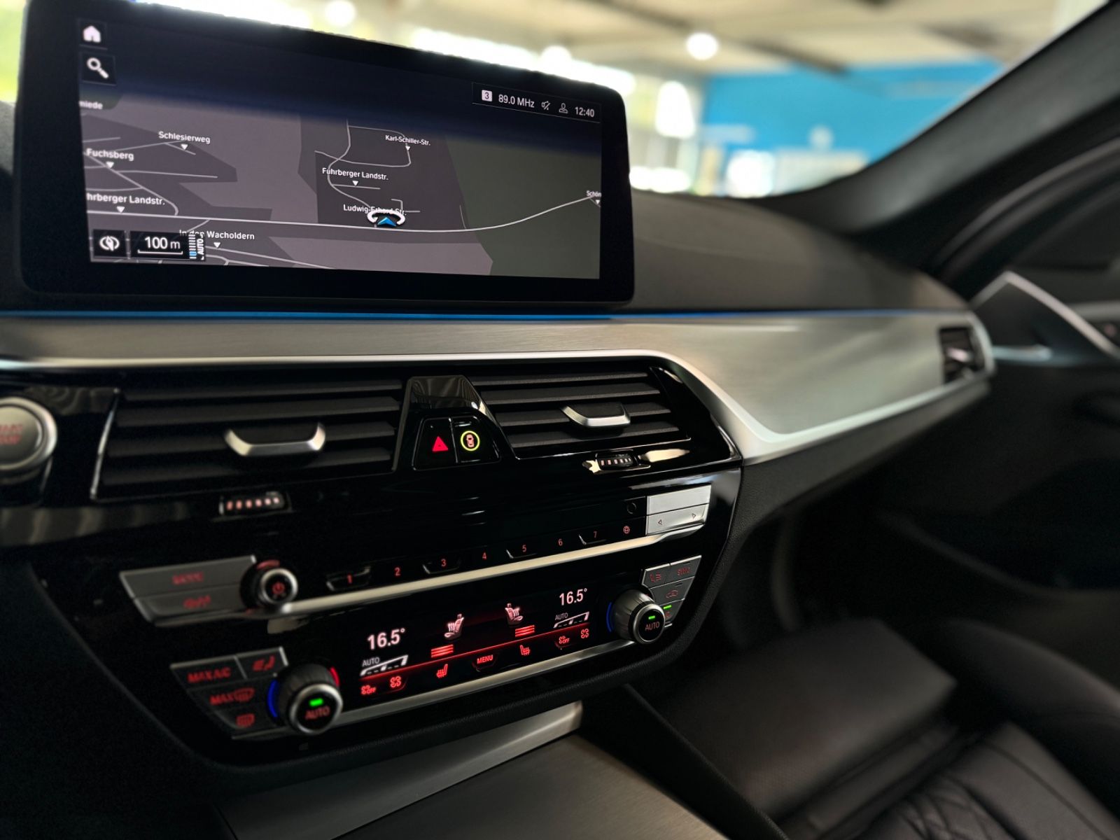 Fahrzeugabbildung BMW 530e Kamera Panorama HiFi DAB Alarm AHK Sport