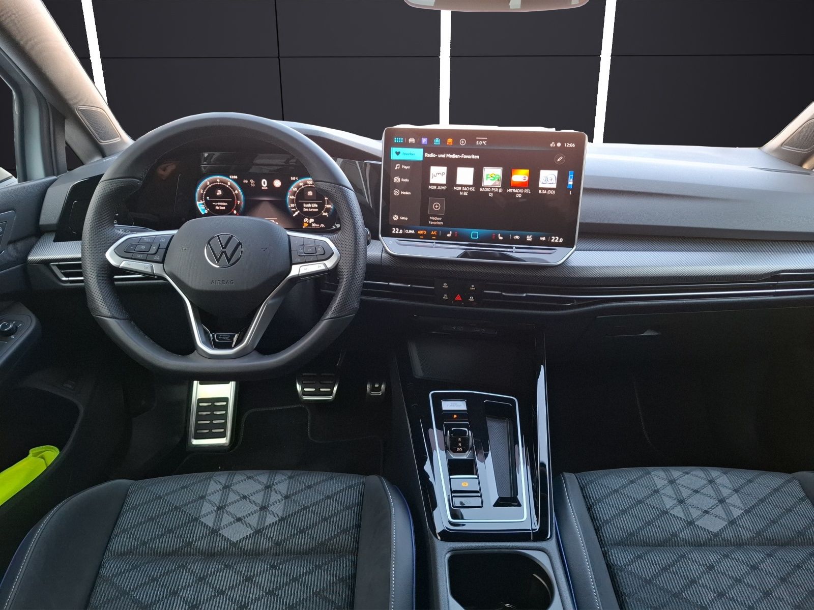 Fahrzeugabbildung Volkswagen Golf VIII Variant eTSI R-Line DSG LED AHK Navi H