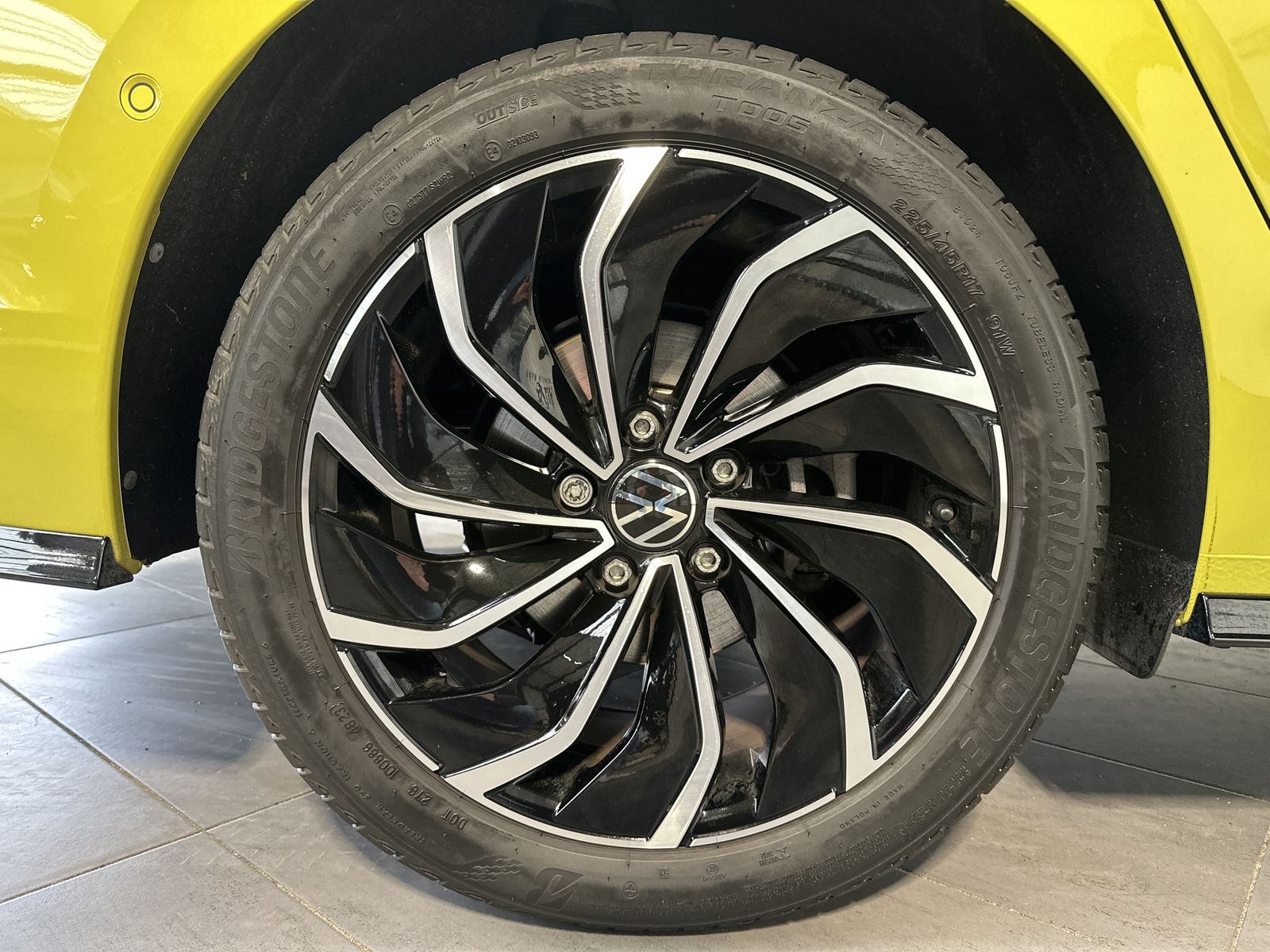 Fahrzeugabbildung Volkswagen Golf Variant 2.0 TSI DSG R-Line NAV+LED+AHK+PANO