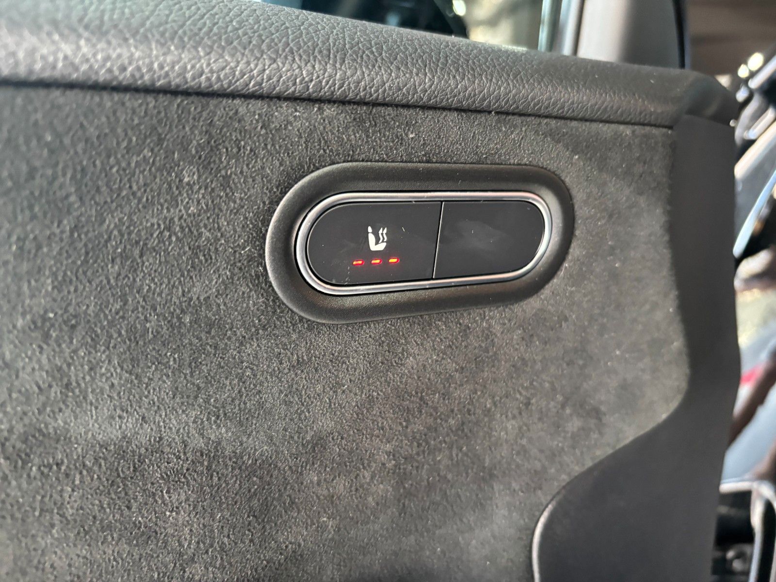 Fahrzeugabbildung Mercedes-Benz A 200 //AMG-LINE//MBUX//AMBIENTE/KAMERA/SHZ/NAVI