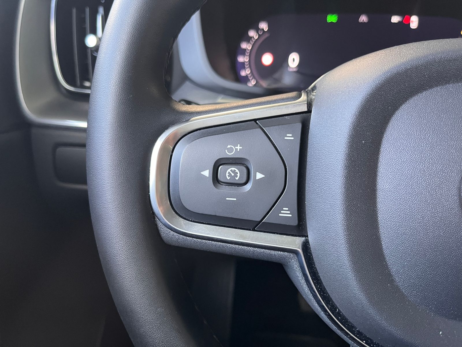 Fahrzeugabbildung Volvo XC60 Core 2WD STNDHZ LED NAV SHZ 19"