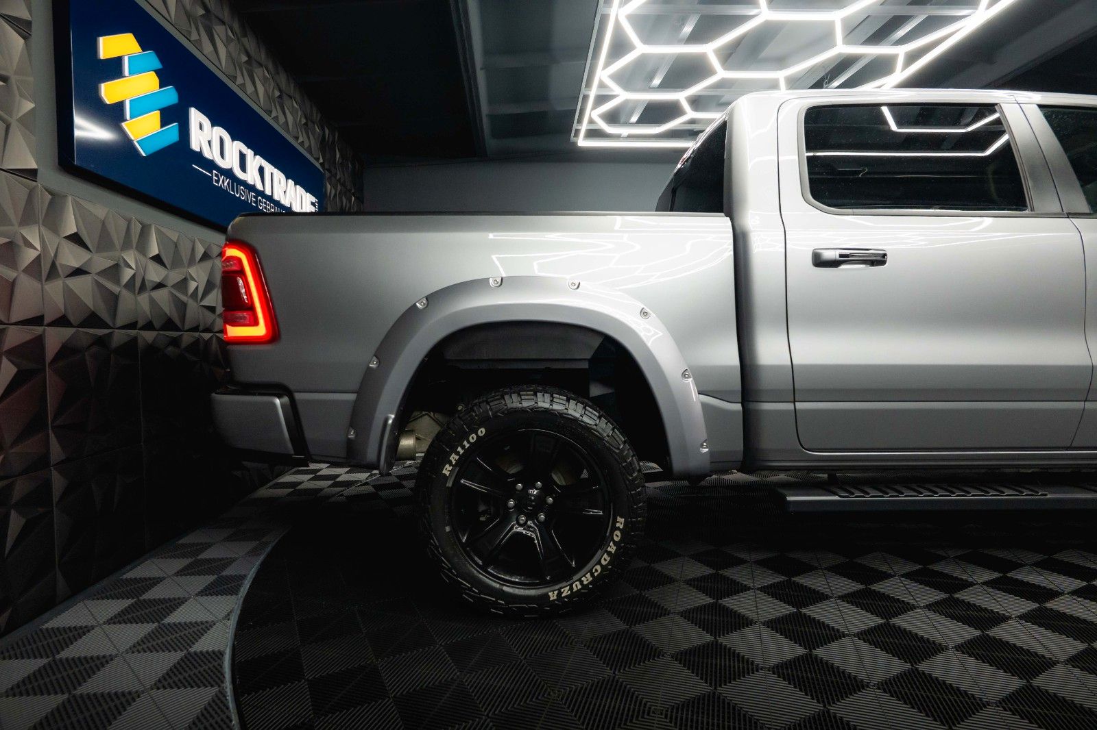 Fahrzeugabbildung Dodge RAM 5.7 V8 HEMI 4x4 LARAMIE LPG Offroad-Bodylift