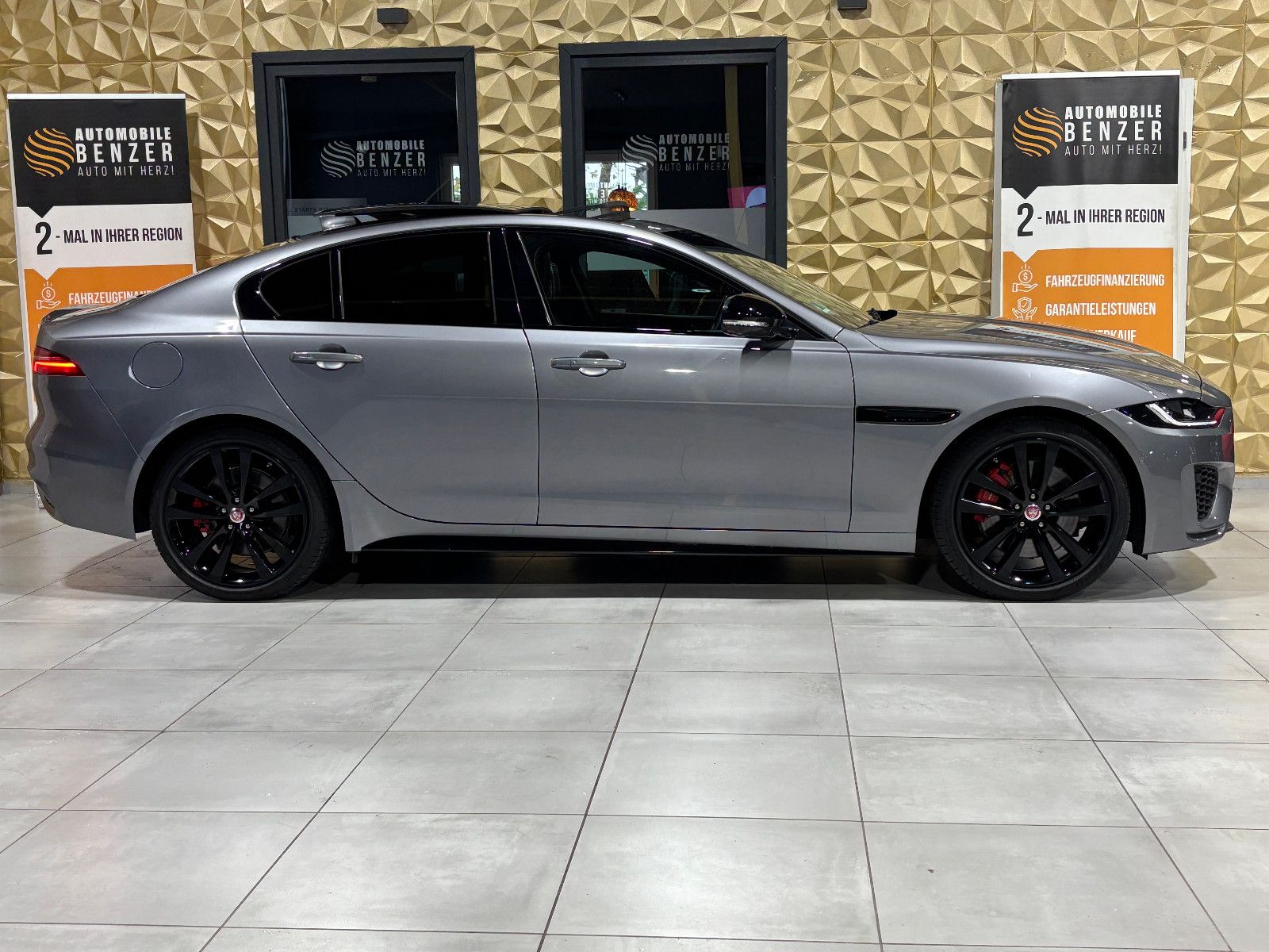 Fahrzeugabbildung Jaguar XE R-Dynamic Black/360''KAM/PANO/EXCLUSIV/MERIDI