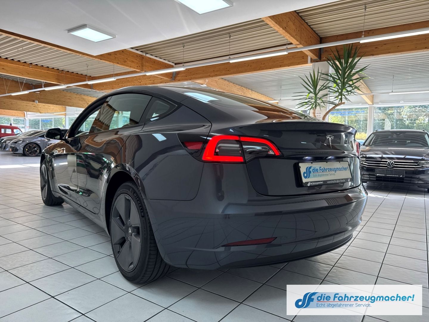 Fahrzeugabbildung Tesla Model 3 RWD Soundsystem ACC El. Heckklappe WLAN