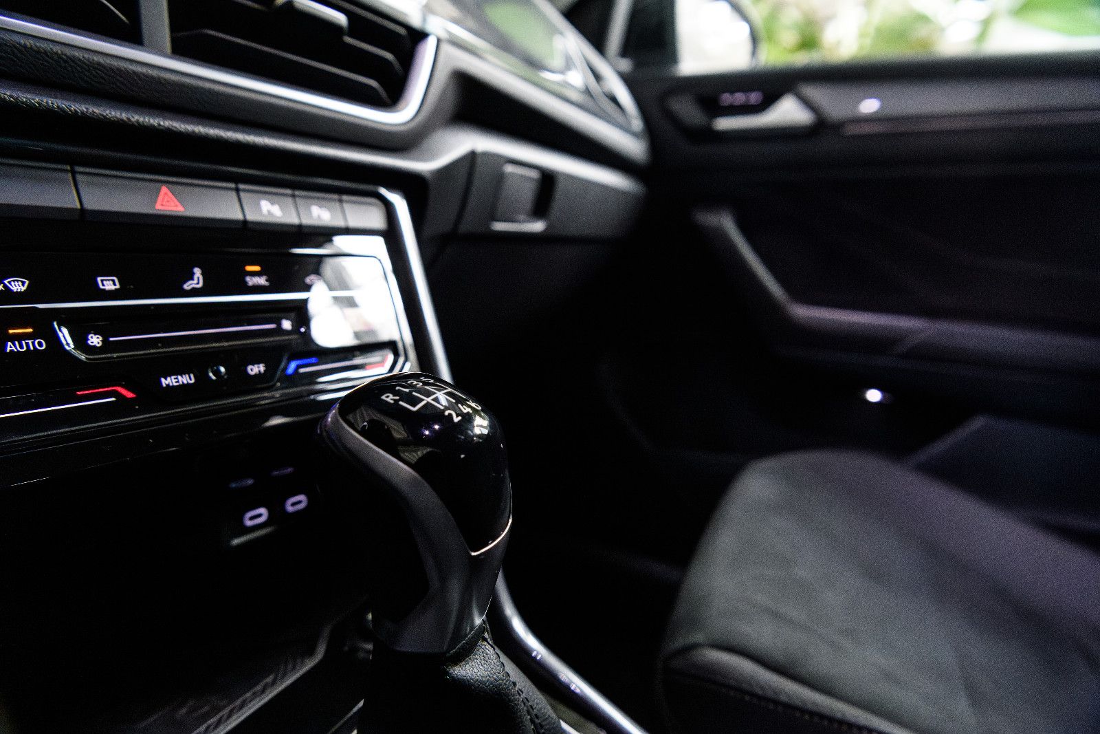 Fahrzeugabbildung Volkswagen T-Roc Style+LED+AHK+ACC+SHZ+GJR+APPCONNECT