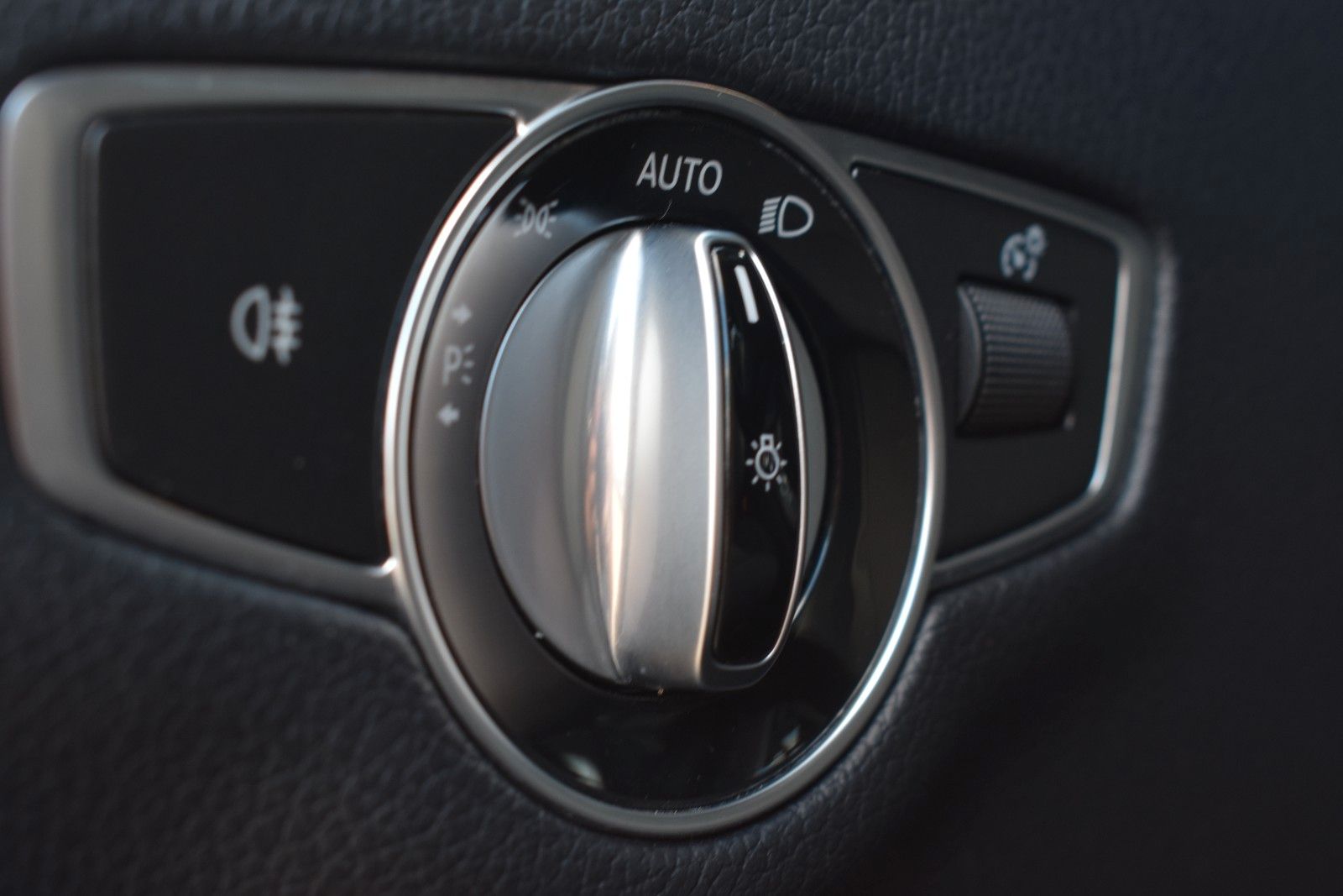 Fahrzeugabbildung Mercedes-Benz E 350d T-Modell HUD/BURMESTER/CARPLAY/LED/KAMERA