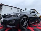 BMW 320d Lim. M Sport*LED*AHK*Head-up*Schiebedach* - Autos mit Allradantrieb