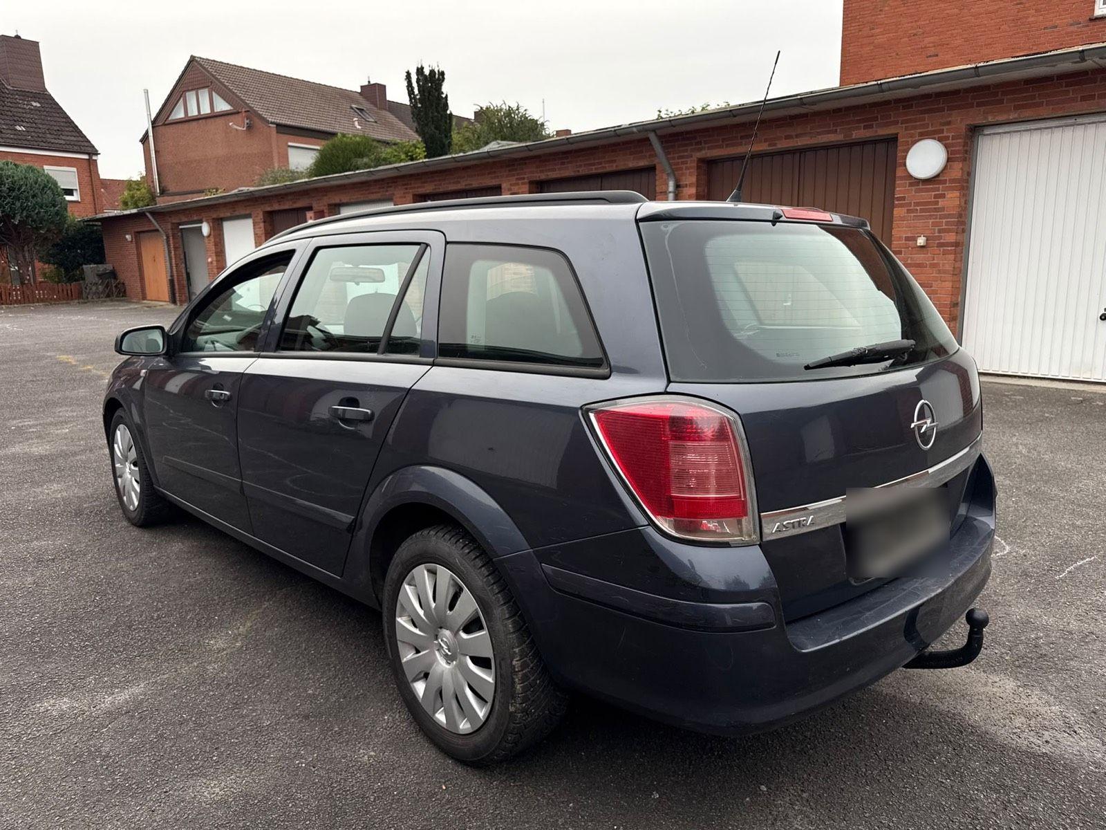Opel Astra 2006 — rear view
