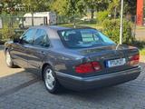 Mercedes-Benz E 280 Avantgarde Leder Glasschiebedach Tempomat - Mercedes-Benz E 280: T