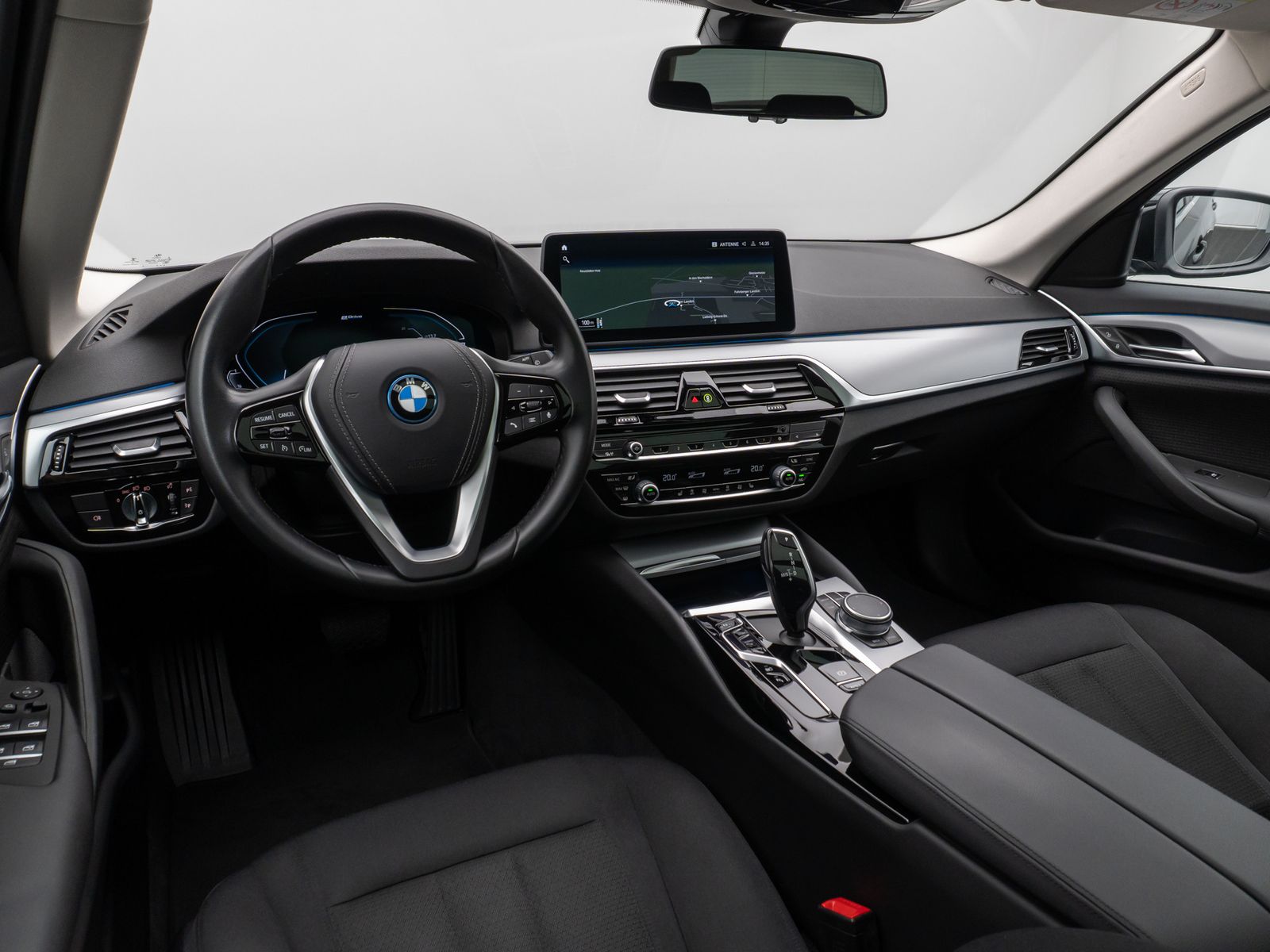 Fahrzeugabbildung BMW 530e xD Panorama Kamera CockPiPro DAB Alarm LED