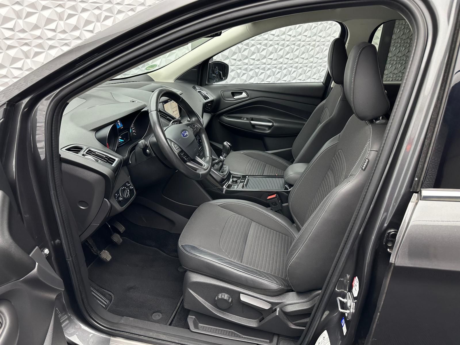 Fahrzeugabbildung Ford KUGA TITANIUM 1.5/KEYLES/LED/AMBI/NAV/SITZHZ/TSA