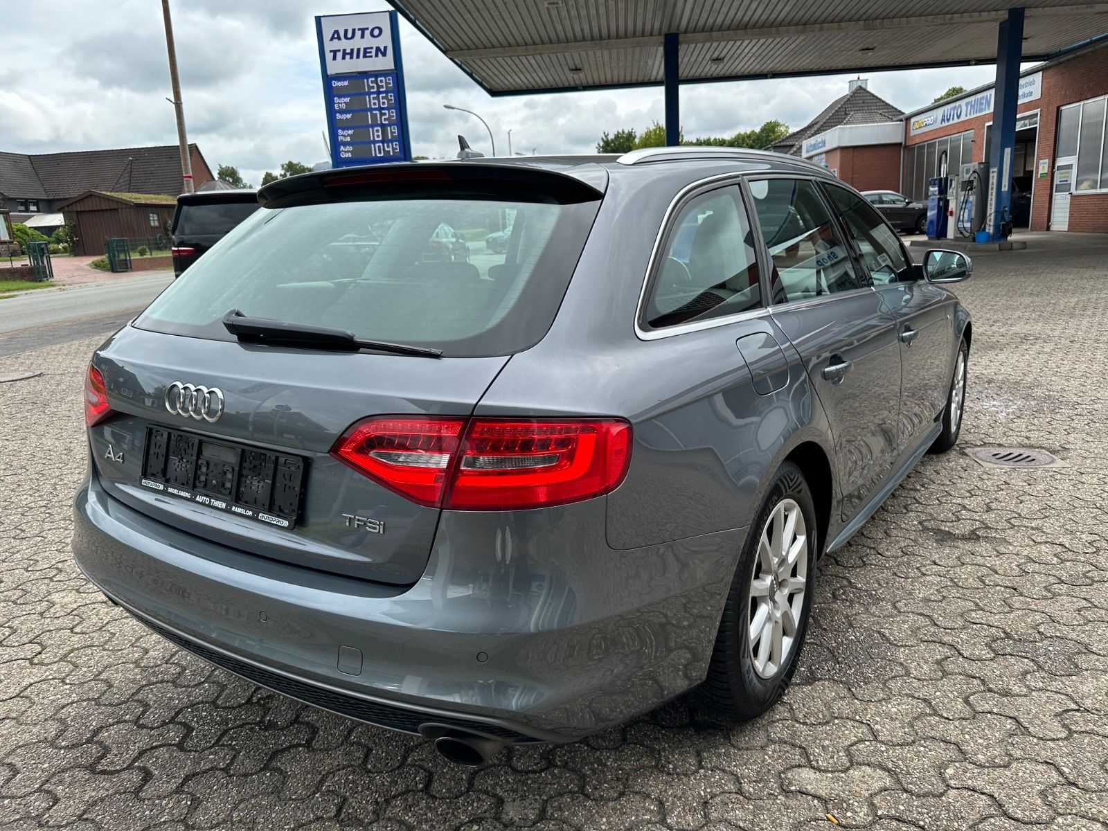Fahrzeugabbildung Audi A4 Avant 1.8 TFSI S Line AHK/BiXenon/Navi/SHZG
