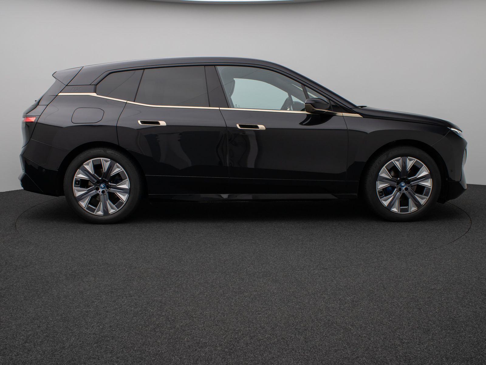 Fahrzeugabbildung BMW iX xD50 Sport 360°H/K DAB SoftCl AHK Komfort 21"
