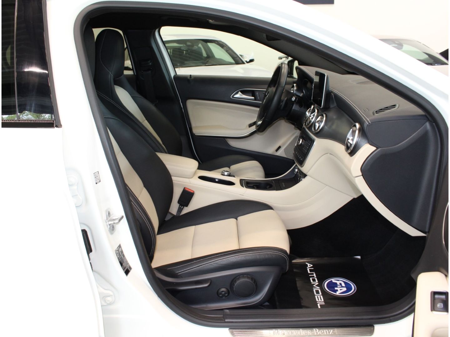 Fahrzeugabbildung Mercedes-Benz GLA 250 - 4Matic*Score*Navi*Pano*Kamera*