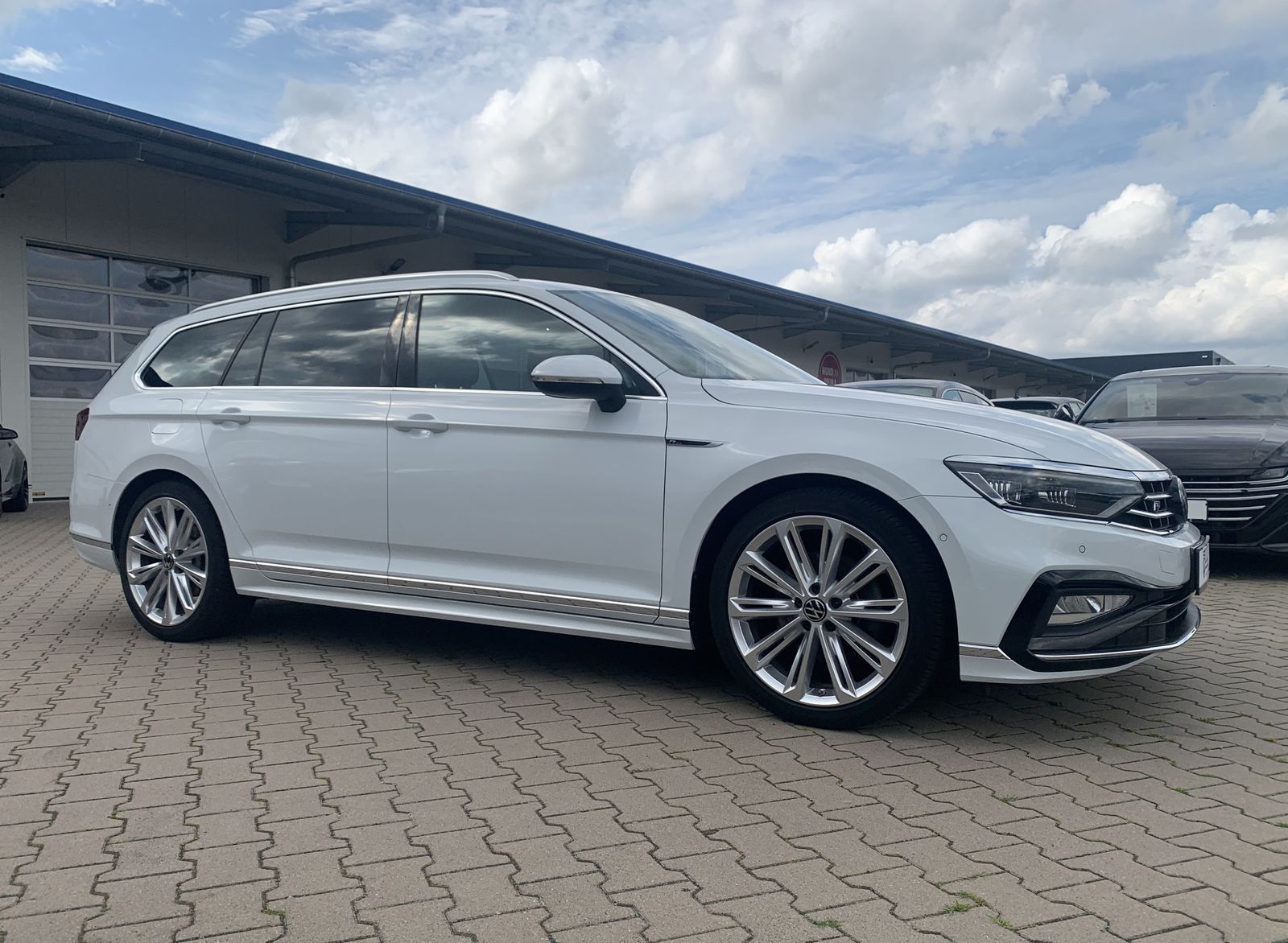 Fahrzeugabbildung Volkswagen Passat Variant 2.0 TDI*R-Line*4Motion*Leder*AHK*