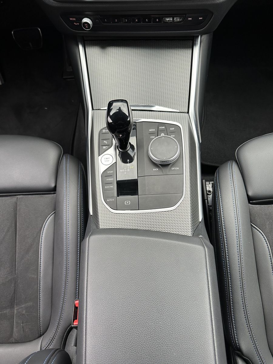 Fahrzeugabbildung BMW 330e Touring xDrive M-Sport NAV+LED+ACC+KAM+H&K