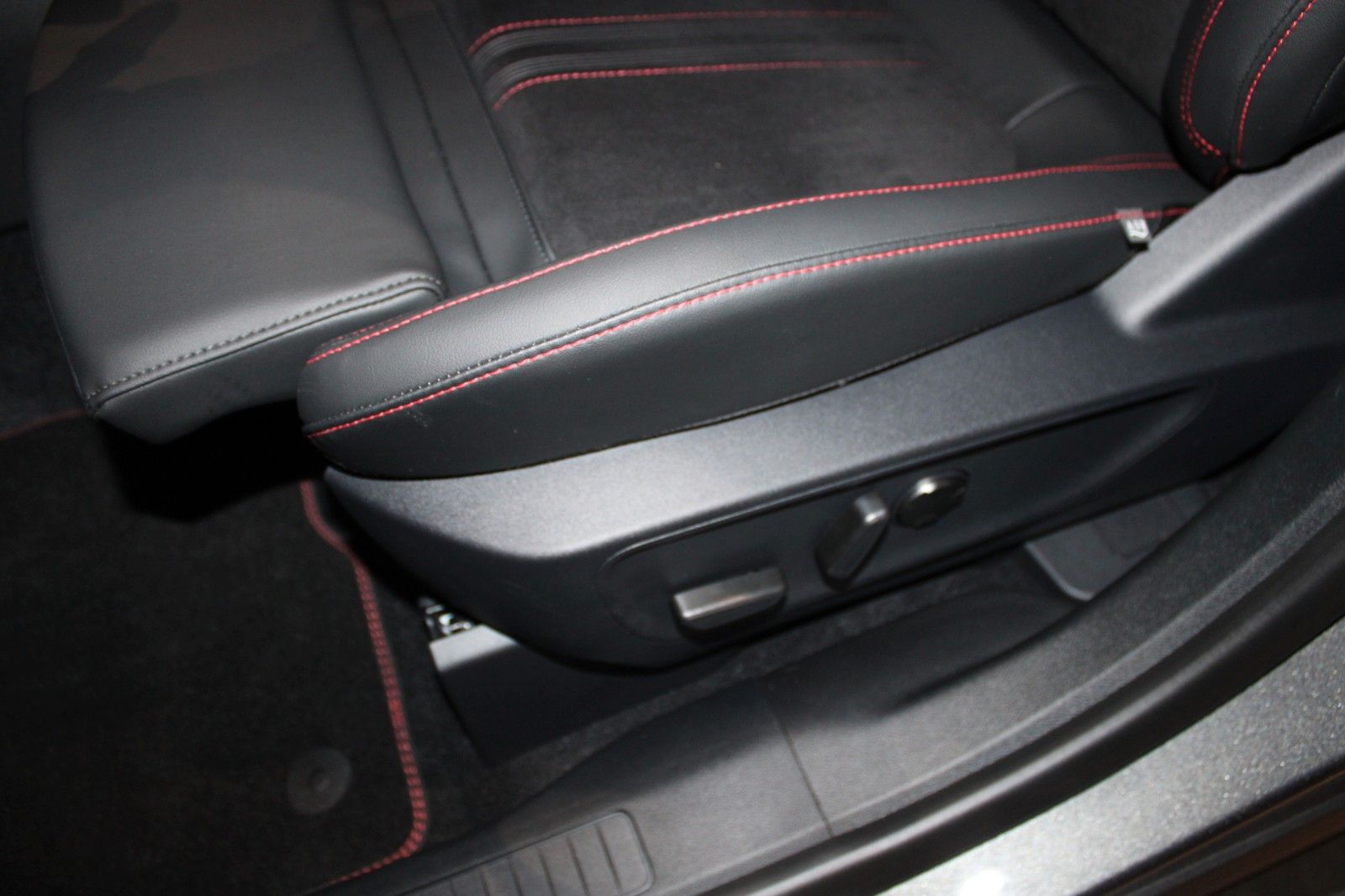 Fahrzeugabbildung Ford Kuga PHEV ST-Line X NAVI LED Matrix Winter Paket