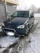 Mercedes-Benz ML 320 - - Mercedes-Benz Geländewagen aus dem Jahr 1999