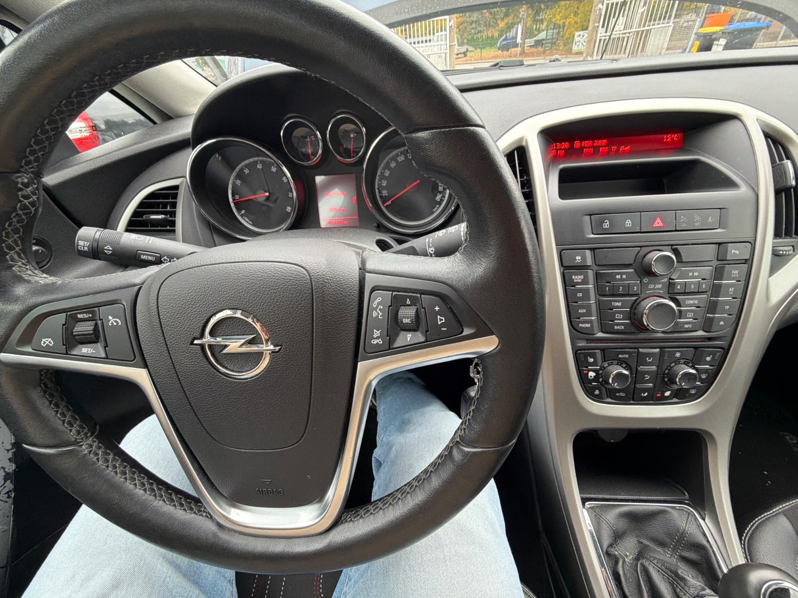 Opel Astra 2012 — photo 17