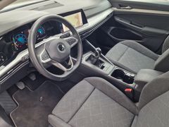 Fahrzeugabbildung Volkswagen Golf VIII Variant Life Navi LED RFK ACC StdHz