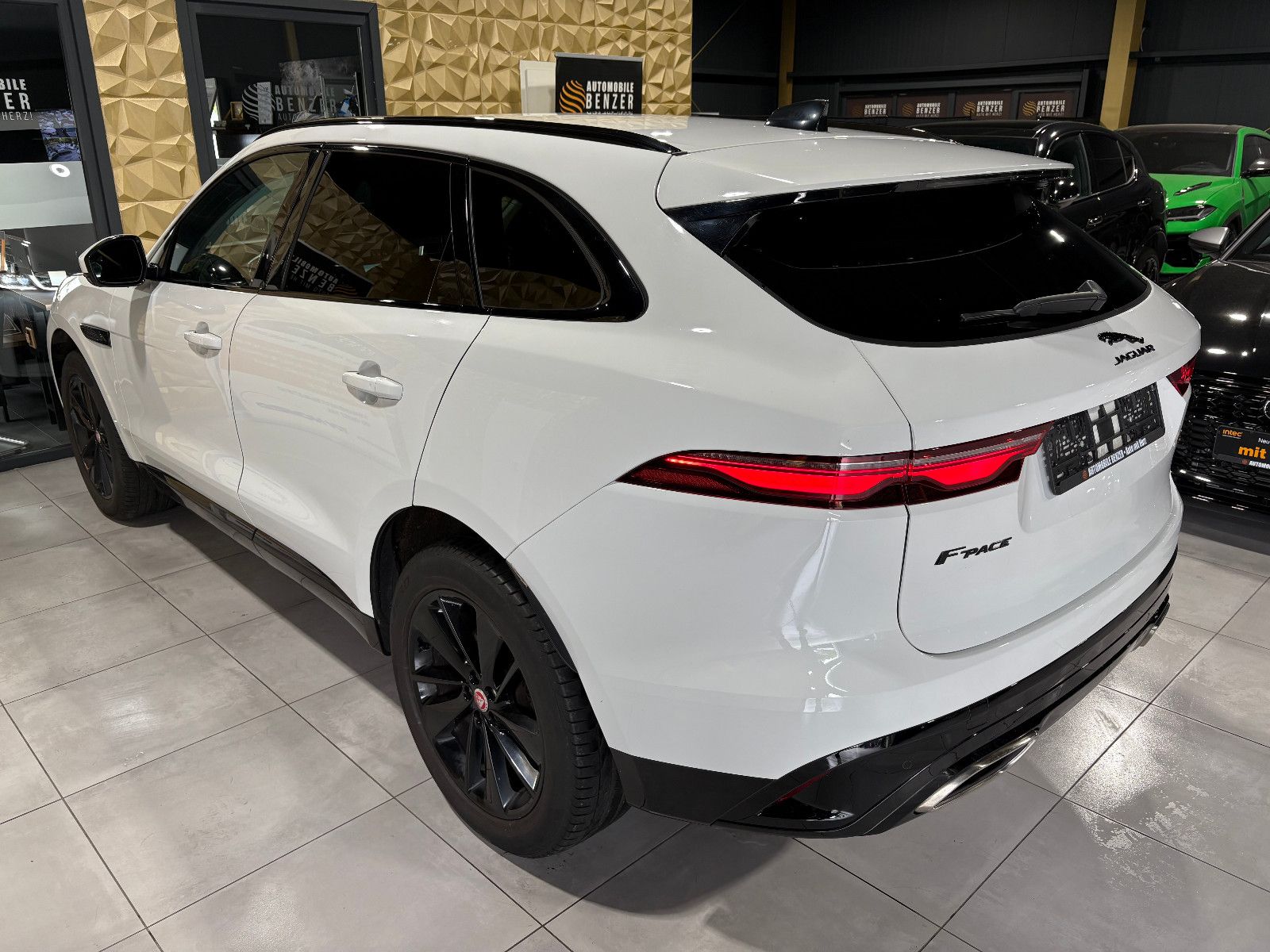 Fahrzeugabbildung Jaguar F-PACE SE AWD/D300/MEMORY/MASSAGE/APPLE/NAVI/KAM