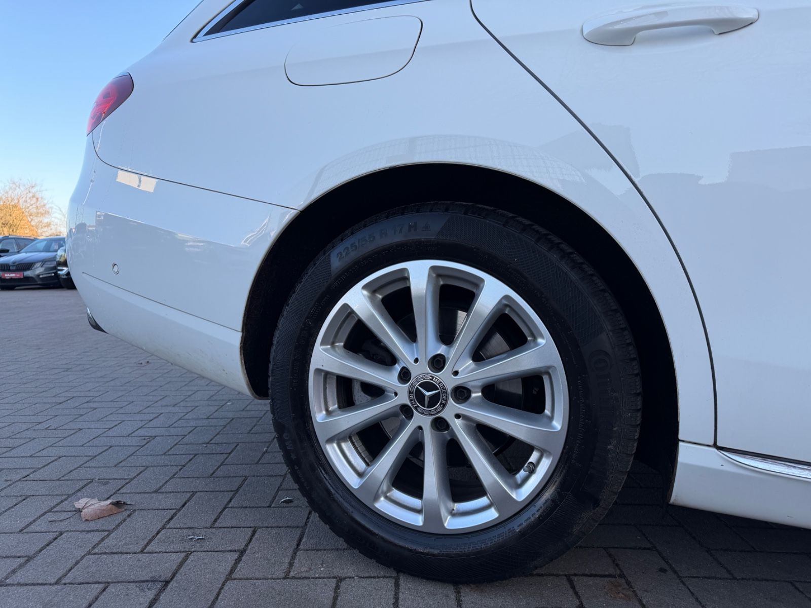 Fahrzeugabbildung Mercedes-Benz E 220 4Matic*MULTIBEAM*360°KAMERA*WIDESCREEN*PDC