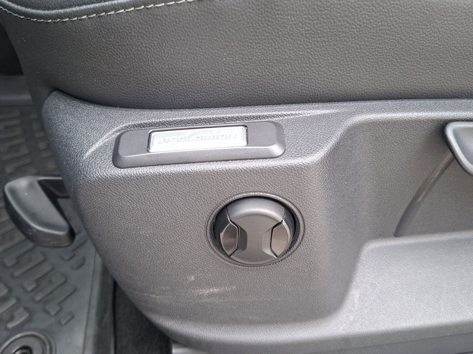 Fahrzeugabbildung Volkswagen Caddy Maxi TDI Style DSG LED AHK Navi AID ACC PD