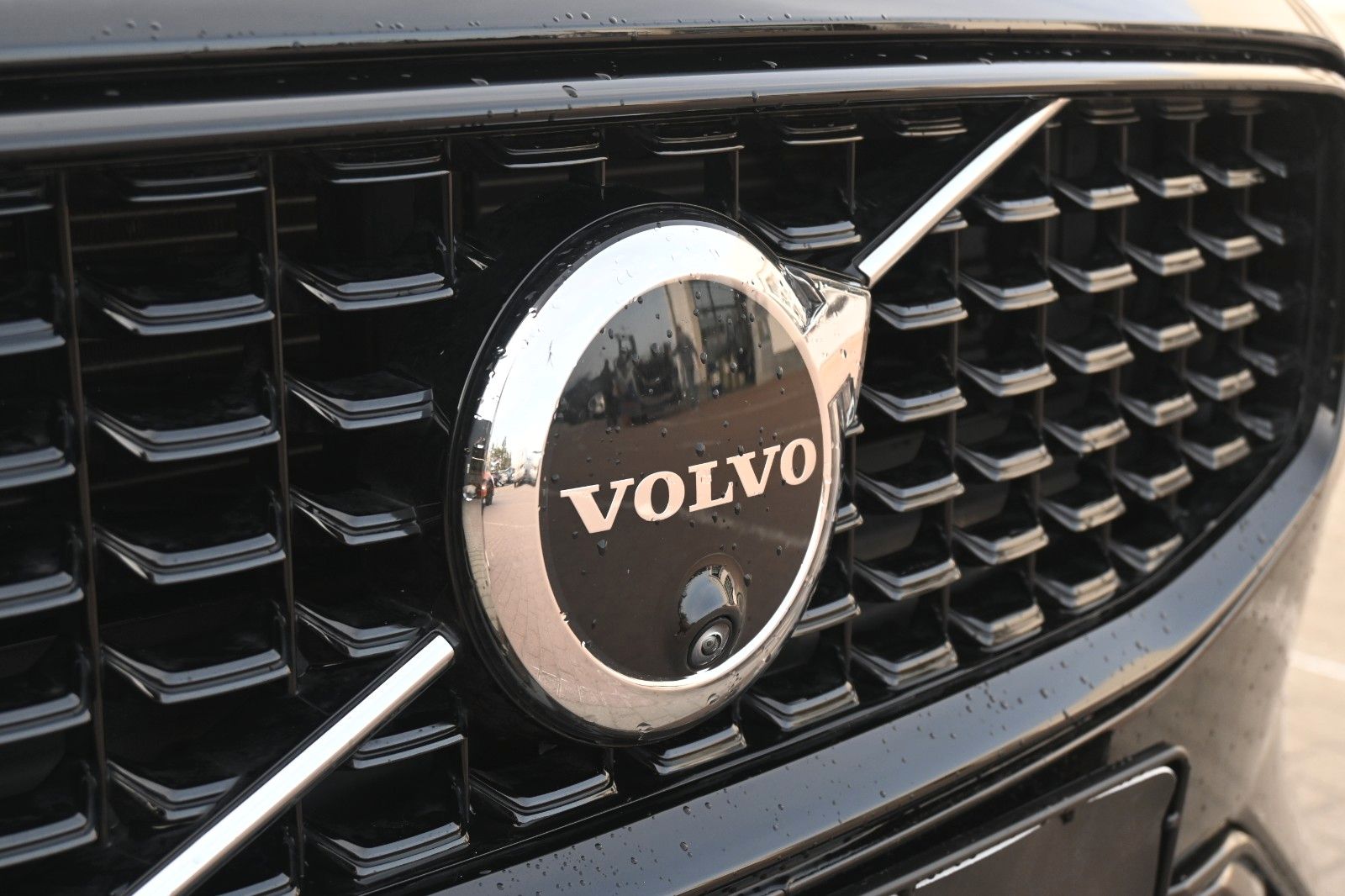 Fahrzeugabbildung Volvo V60 B4 DKG Plus Dark*FSHZG*H&K*360°*ACC*AHK