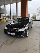 Mercedes-Benz C 32 AMG AMG - Mercedes-Benz C 32 AMG mit Benzin-Antrieb: Limousine