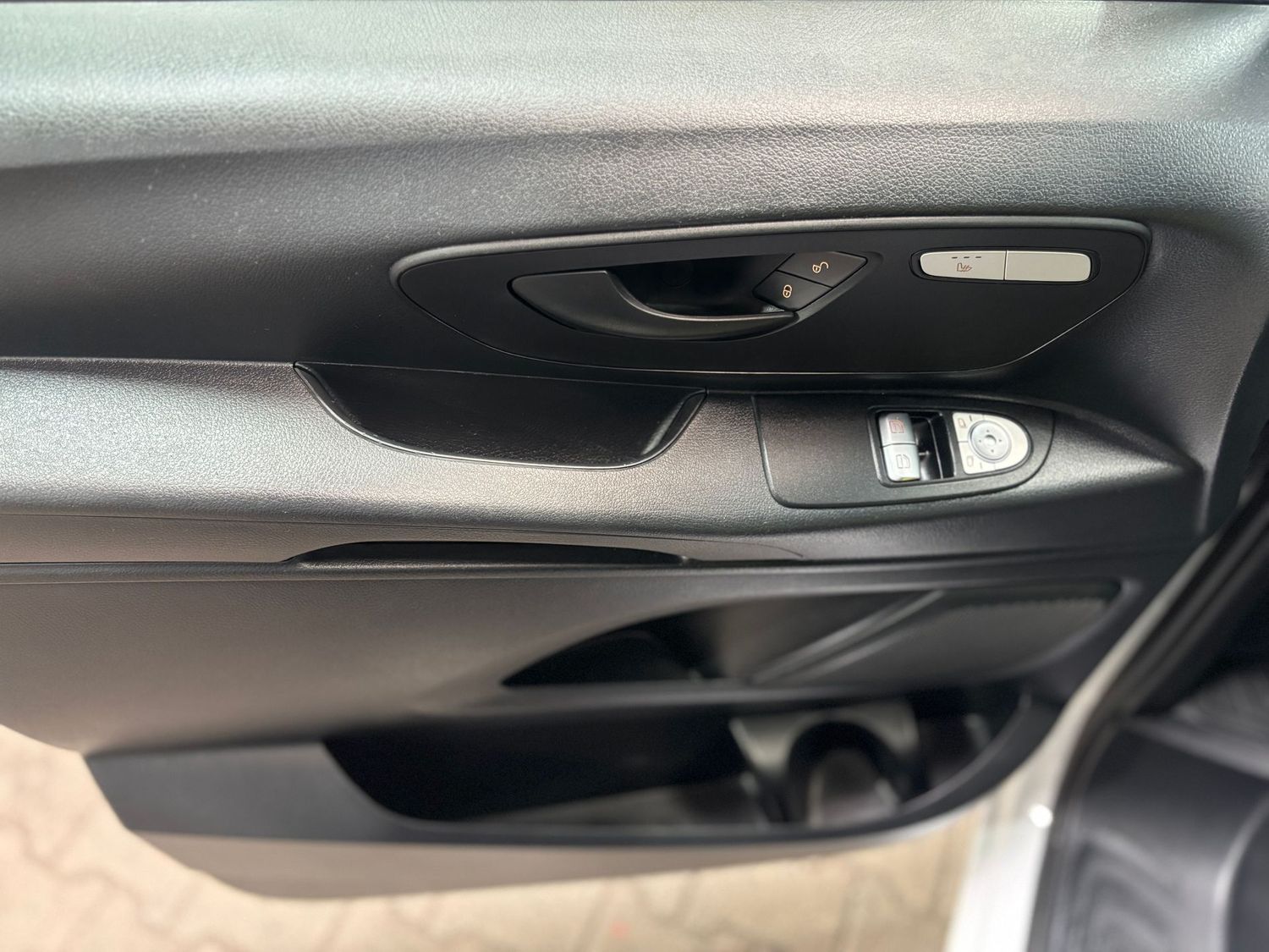 Fahrzeugabbildung Mercedes-Benz Vito Mixto 114 CDI Kompakt#Kamera#Navi#Klima#AHK