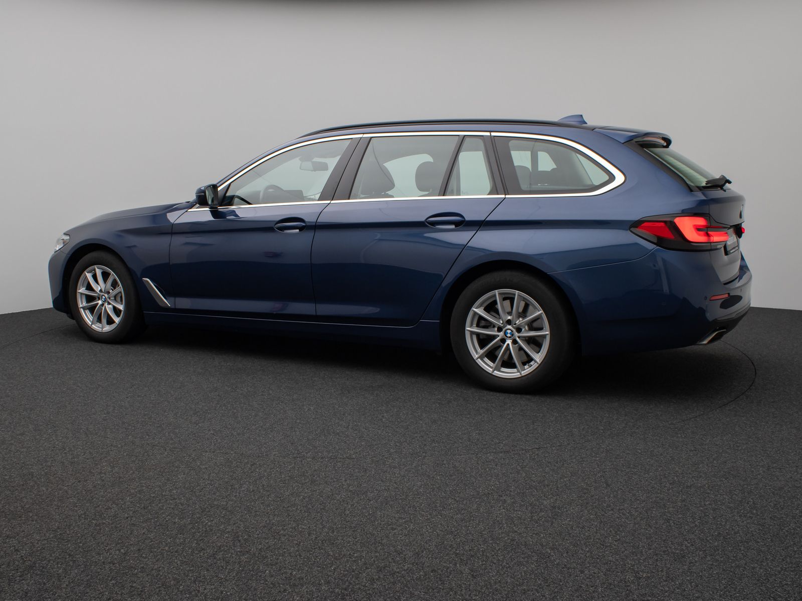 Fahrzeugabbildung BMW 530d Panorama Kamera HUD DAB Alarm AHK Sport