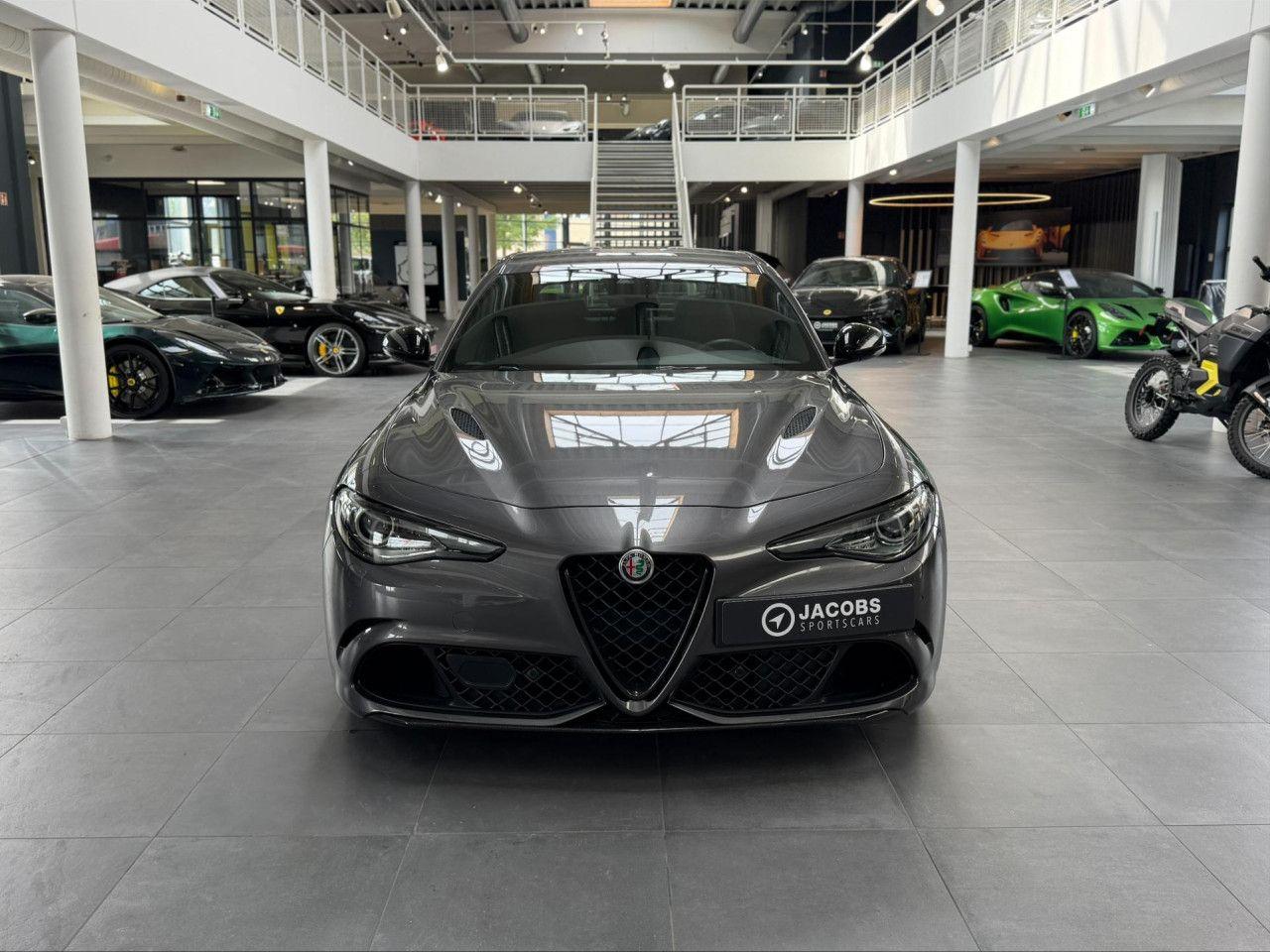 Alfa Romeo Giulia 2.9 V6 Bi-Turbo AT8 Quadrifoglio Navi