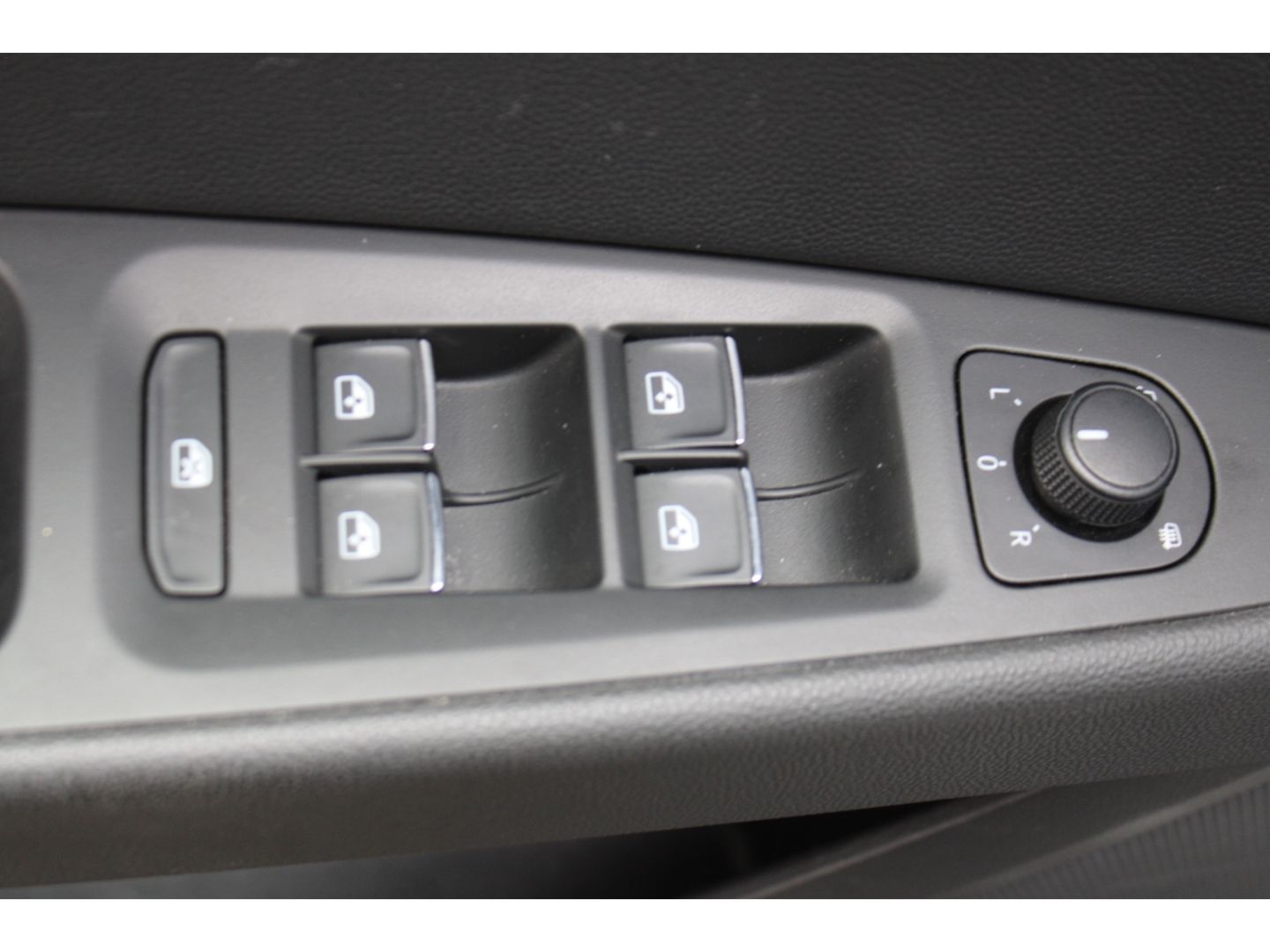 SEAT Leon FR 2.0 TDI Beats ACC LED H&R Pano Navi DAB - Image 13