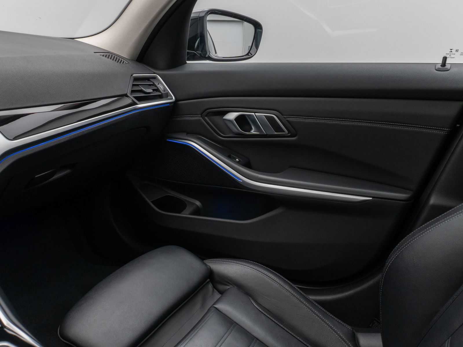 Fahrzeugabbildung BMW 320d  Sport Line Panorama HUD DAB Lordos LED PDC