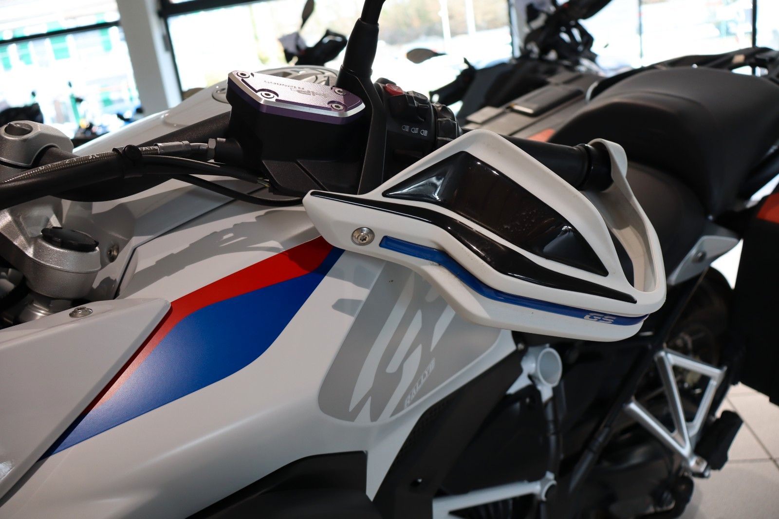 Fahrzeugabbildung BMW R1250GS Style Rallye mit Variokoffer