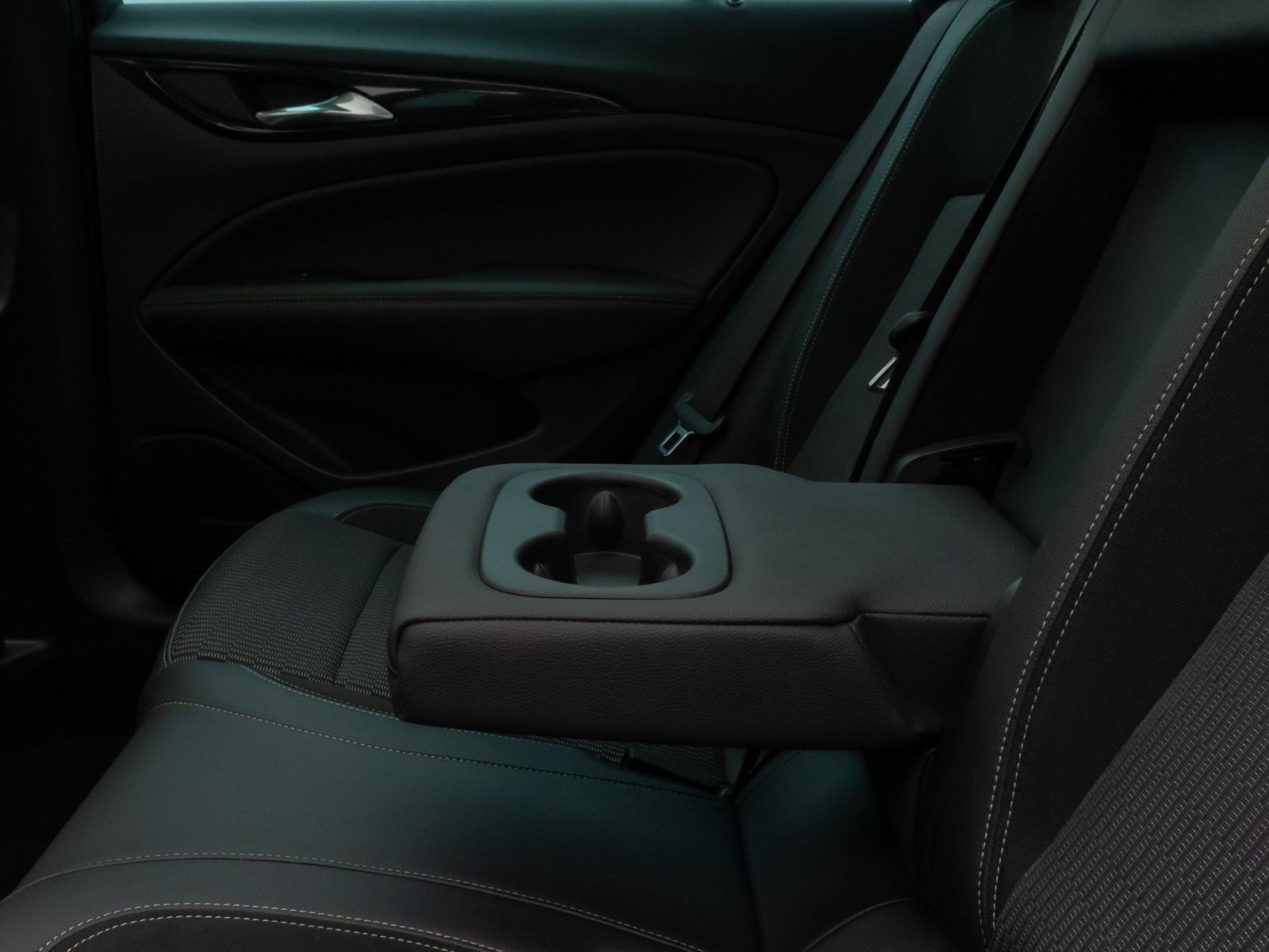Fahrzeugabbildung Opel Insignia B Sports Tourer Innovation Pano Kamera