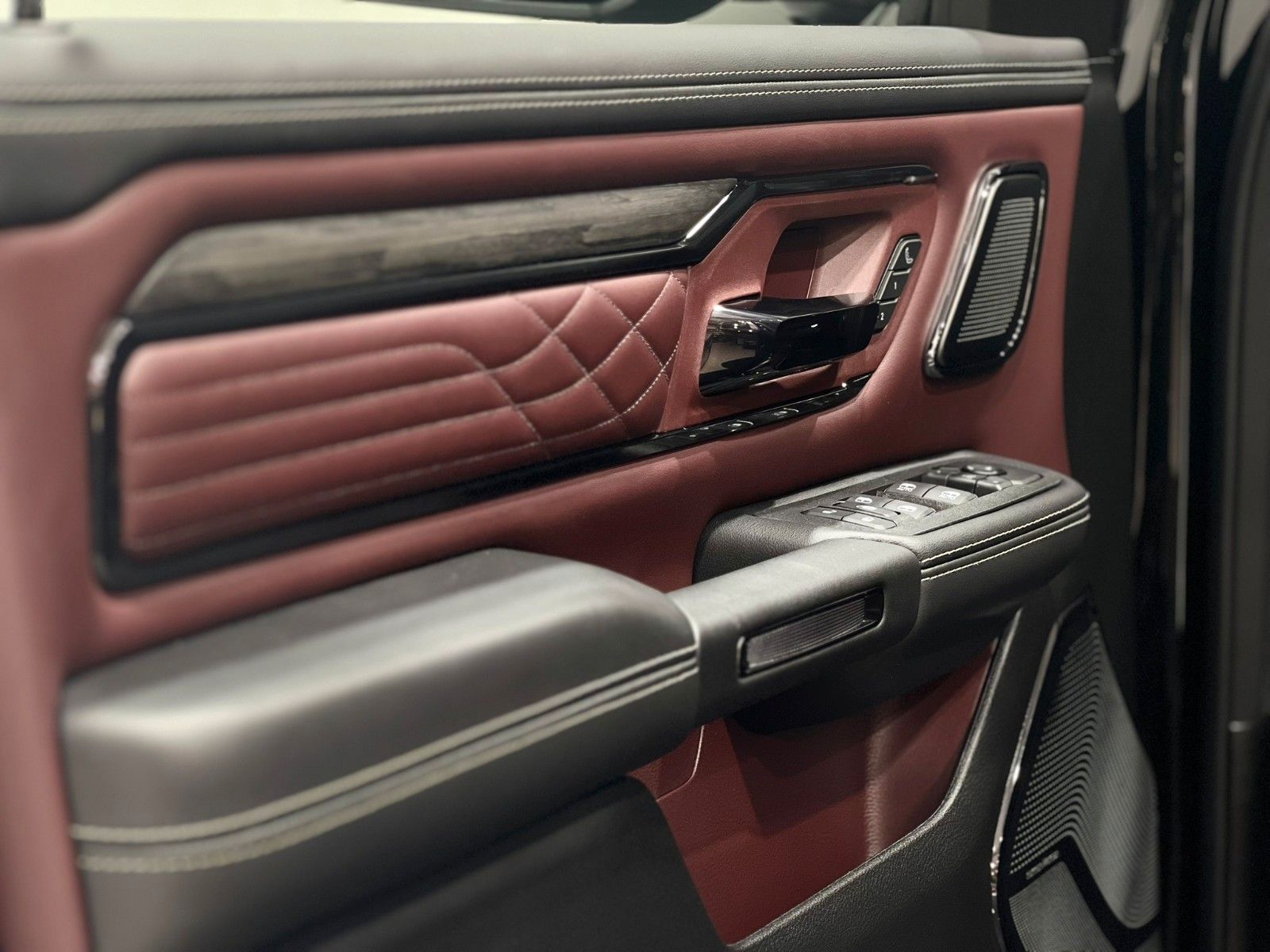 Fahrzeugabbildung Dodge RAM 1500 Limited Night MY25 *Ebony Red seats*