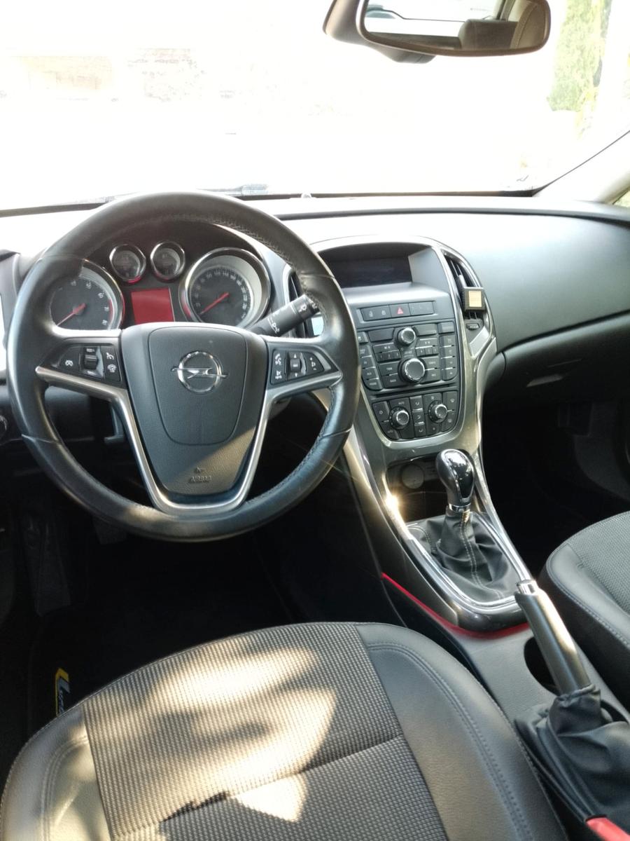 Opel Astra 2012 — photo 7