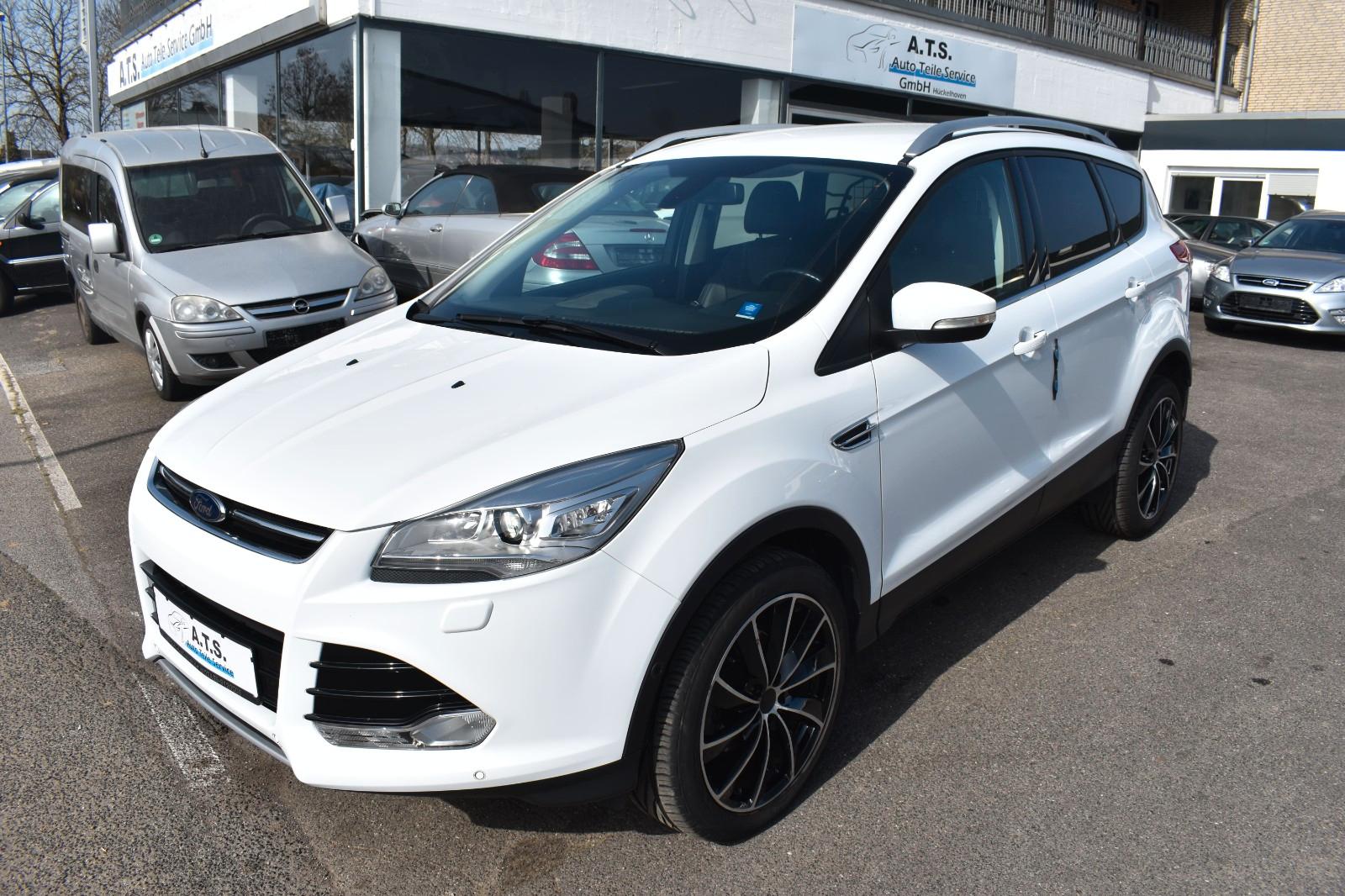 Ford Kuga Titanium *TEILLEDER*PDC*SITZHZ*AHK*WENIG KM