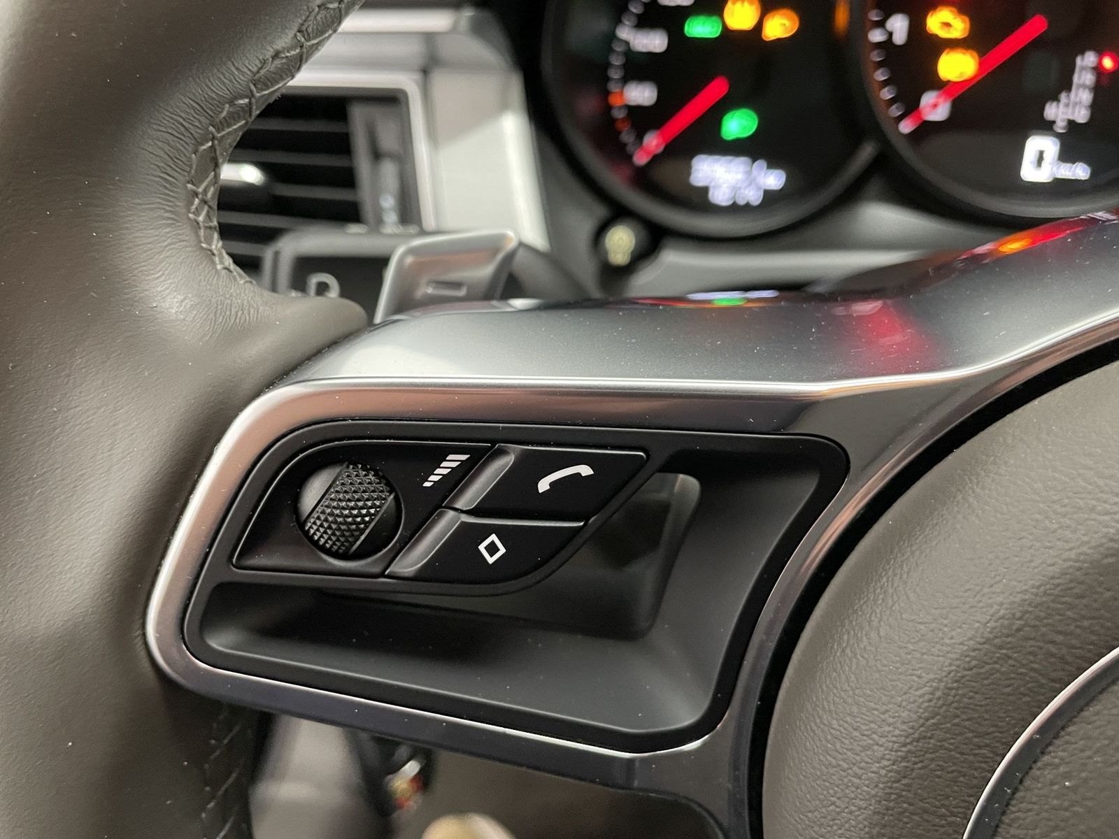 Porsche Macan PDK DAB LED AHK el. Sitze Klima PDC foto 23
