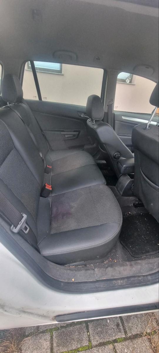 Opel Astra 2009 — photo 11