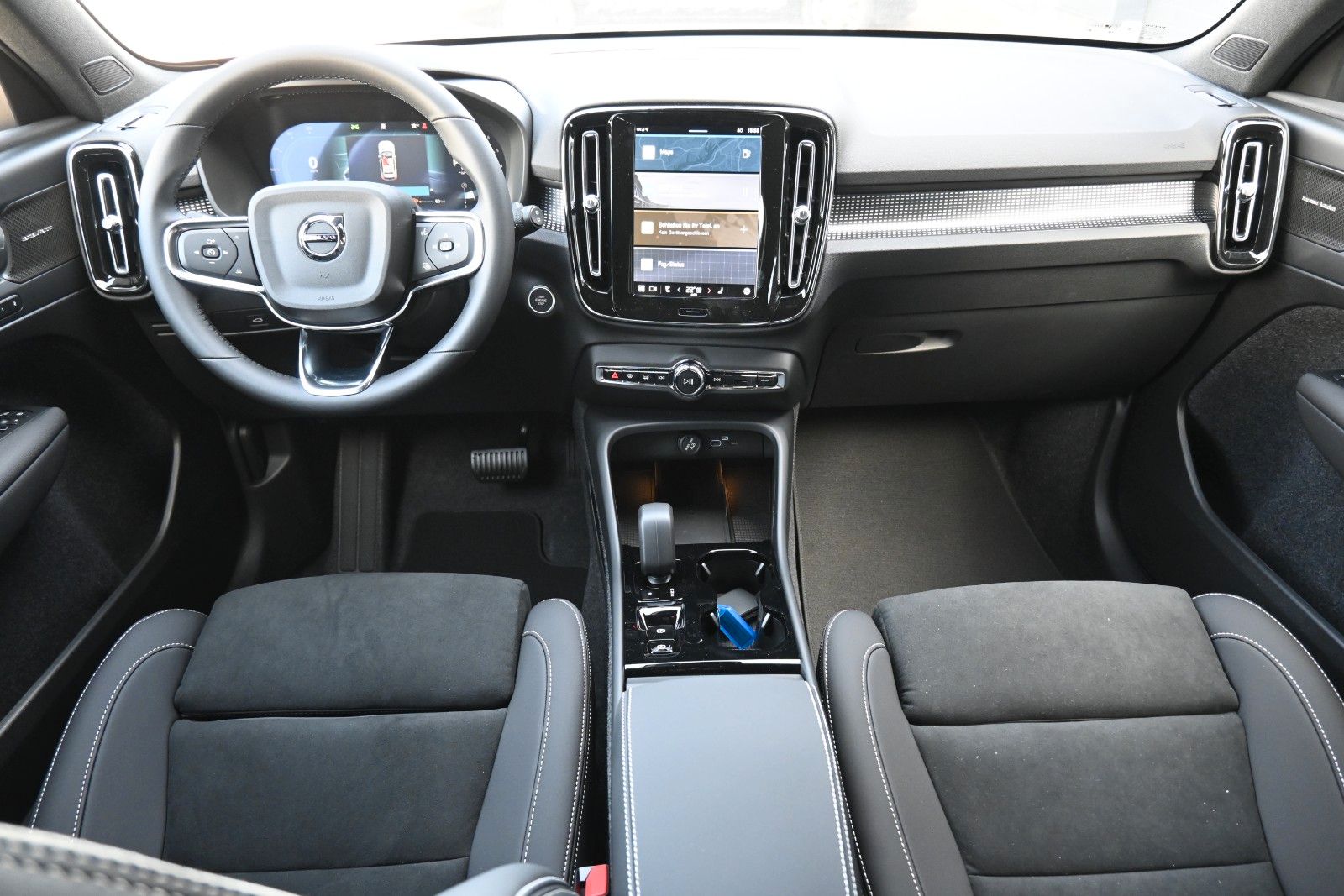 Fahrzeugabbildung Volvo XC40 B3 DKG Plus Dark*H&K*FSHZG*360°*ACC*AHK