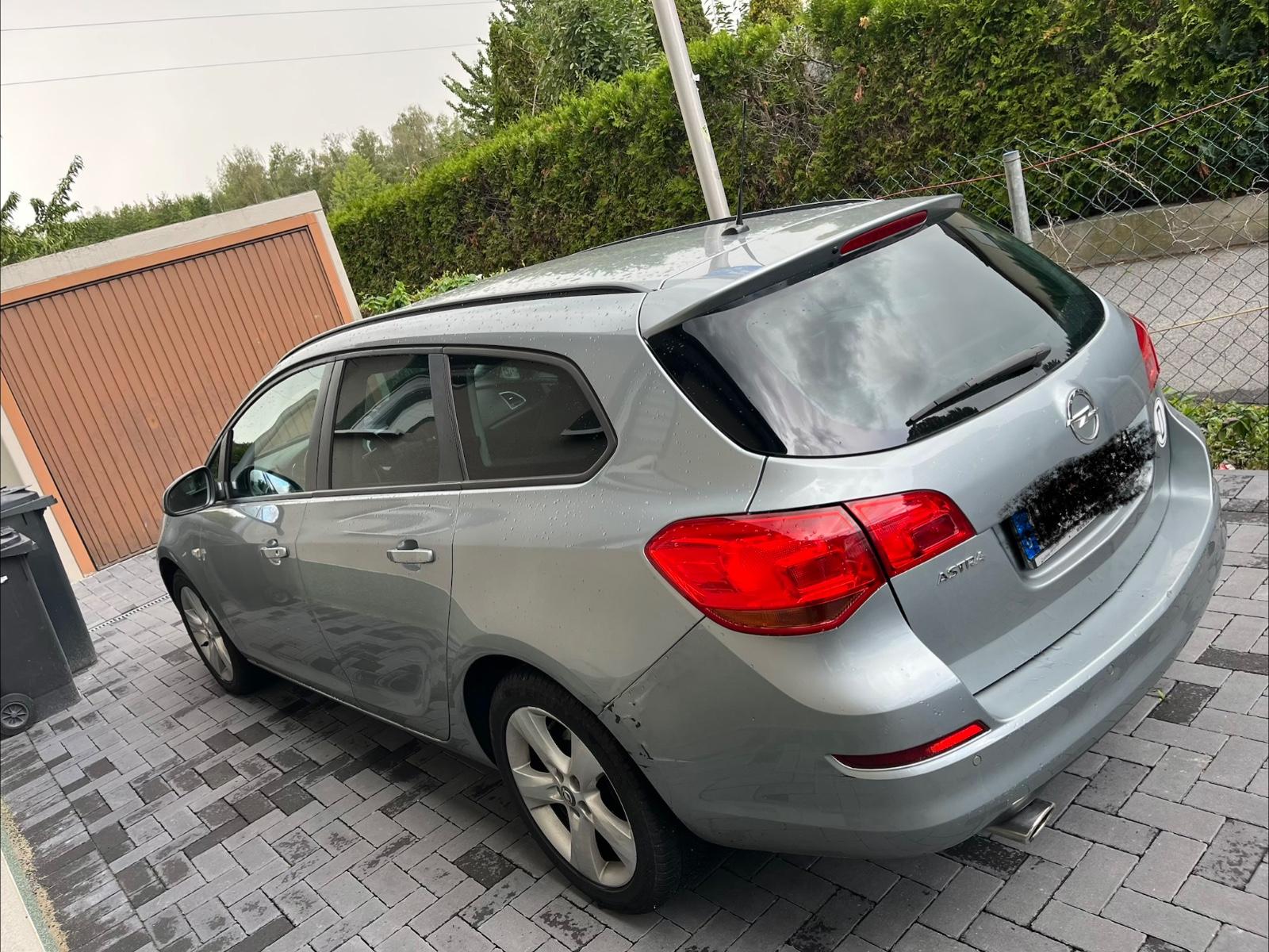 Opel Astra 2011 — interior